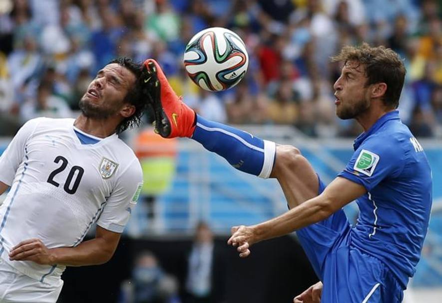 Colpo proibito di Claudio Marchisio su Alvaro Gonzalez. Reuters